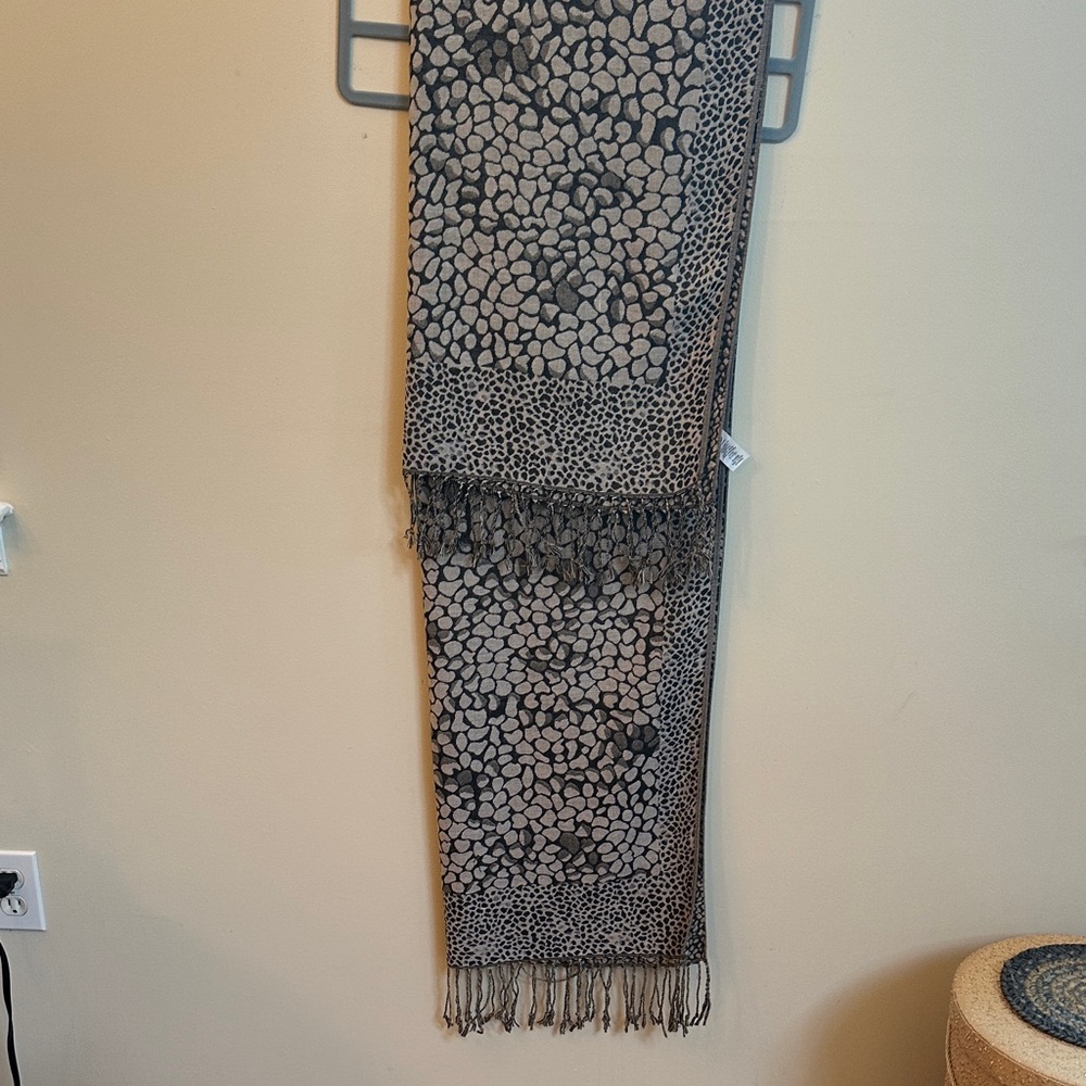 🖤 Modern Expressions Giraffe/Pebble Print Shawl Scarf – Fringe, 30" x 80"